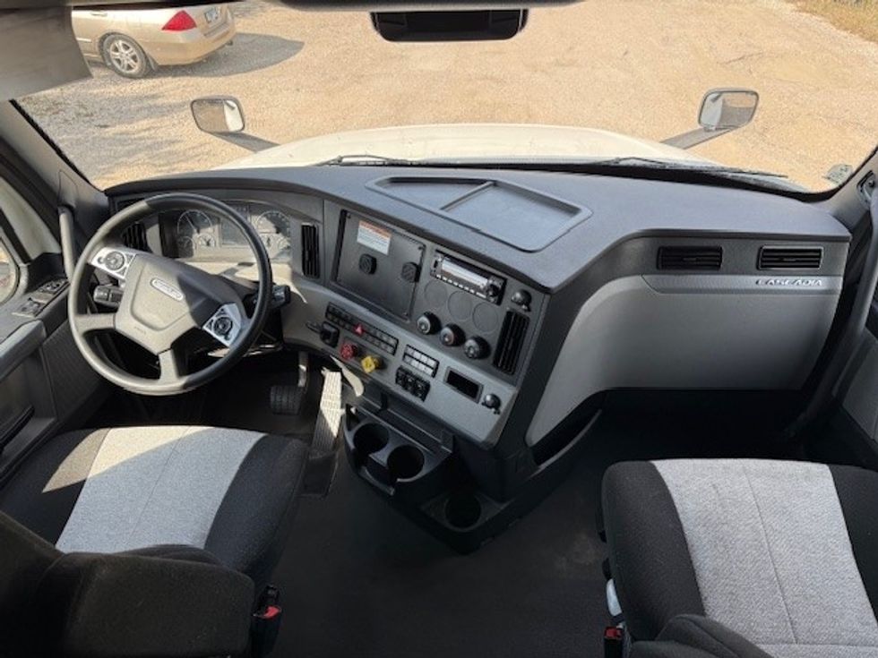 Sleeper Tractor-Heavy Duty Tractors-Freightliner-2022-T12664ST-East Chicago-IN-362,726\n\t\tmiles-$ 83,000 - Image 12