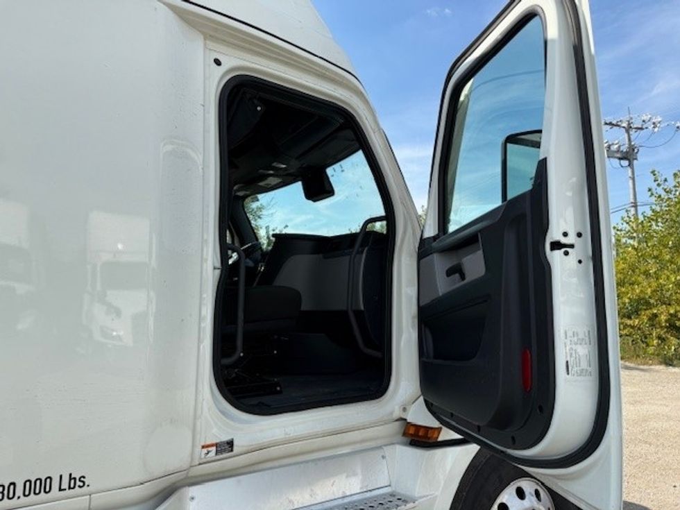 Sleeper Tractor-Heavy Duty Tractors-Freightliner-2022-T12664ST-East Chicago-IN-362,726\n\t\tmiles-$ 83,000 - Image 13