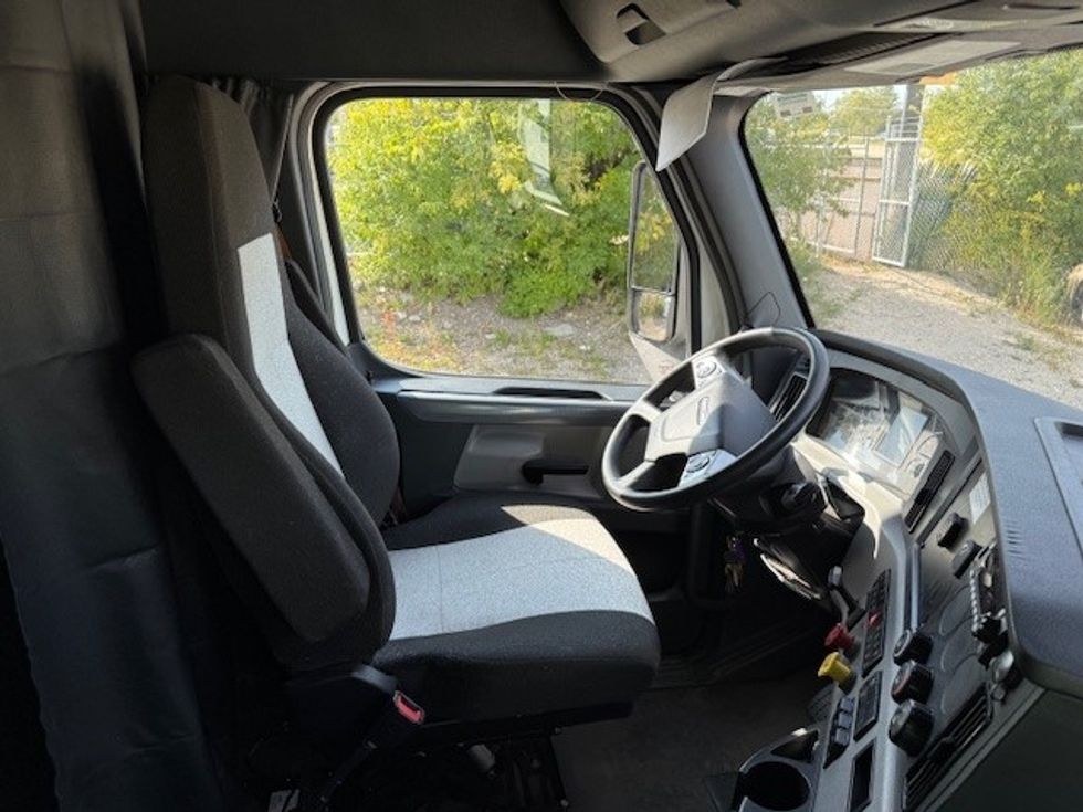 Sleeper Tractor-Heavy Duty Tractors-Freightliner-2022-T12664ST-East Chicago-IN-362,726\n\t\tmiles-$ 83,000 - Image 15