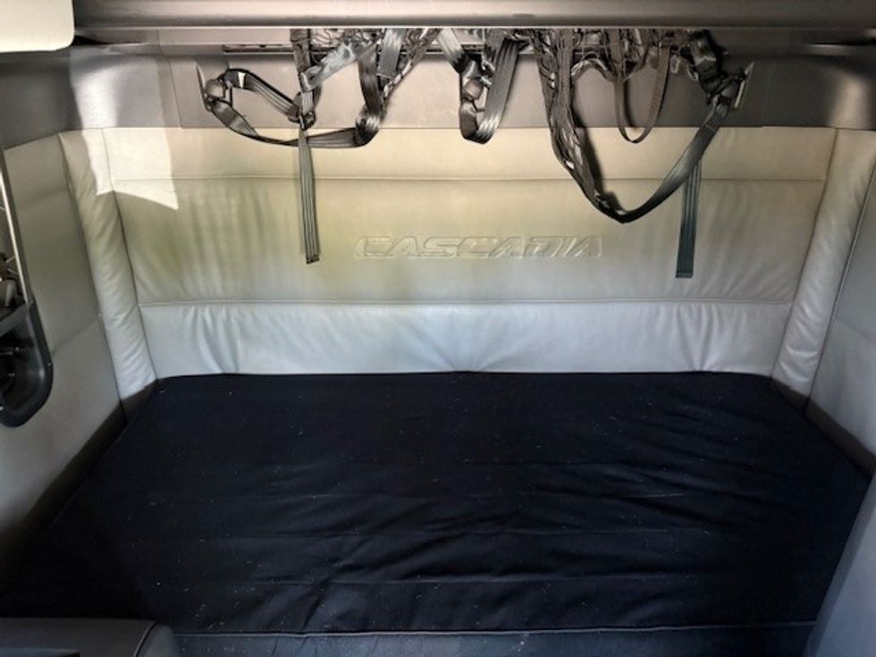 Sleeper Tractor-Heavy Duty Tractors-Freightliner-2022-T12664ST-East Chicago-IN-362,726\n\t\tmiles-$ 83,000 - Image 17