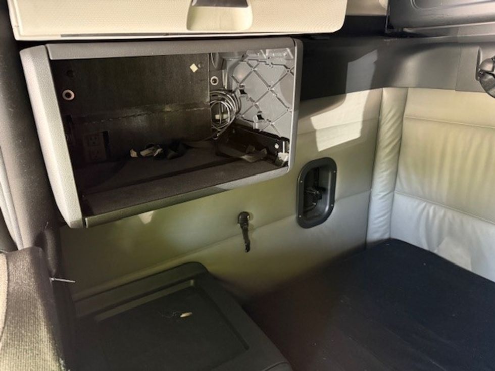 Sleeper Tractor-Heavy Duty Tractors-Freightliner-2022-T12664ST-East Chicago-IN-362,726\n\t\tmiles-$ 83,000 - Image 19