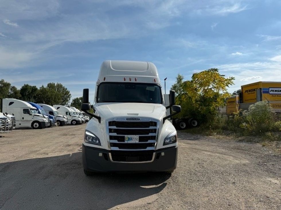Sleeper Tractor-Heavy Duty Tractors-Freightliner-2022-T12664ST-East Chicago-IN-362,726\n\t\tmiles-$ 83,000 - Image 2