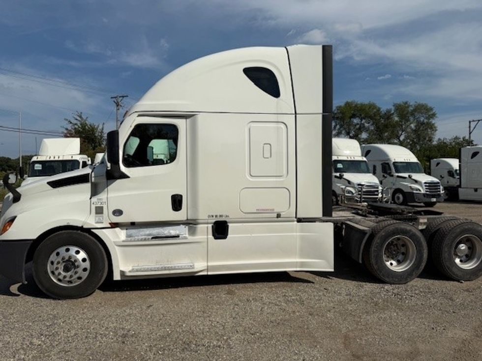 Sleeper Tractor-Heavy Duty Tractors-Freightliner-2022-T12664ST-East Chicago-IN-362,726\n\t\tmiles-$ 83,000 - Image 4