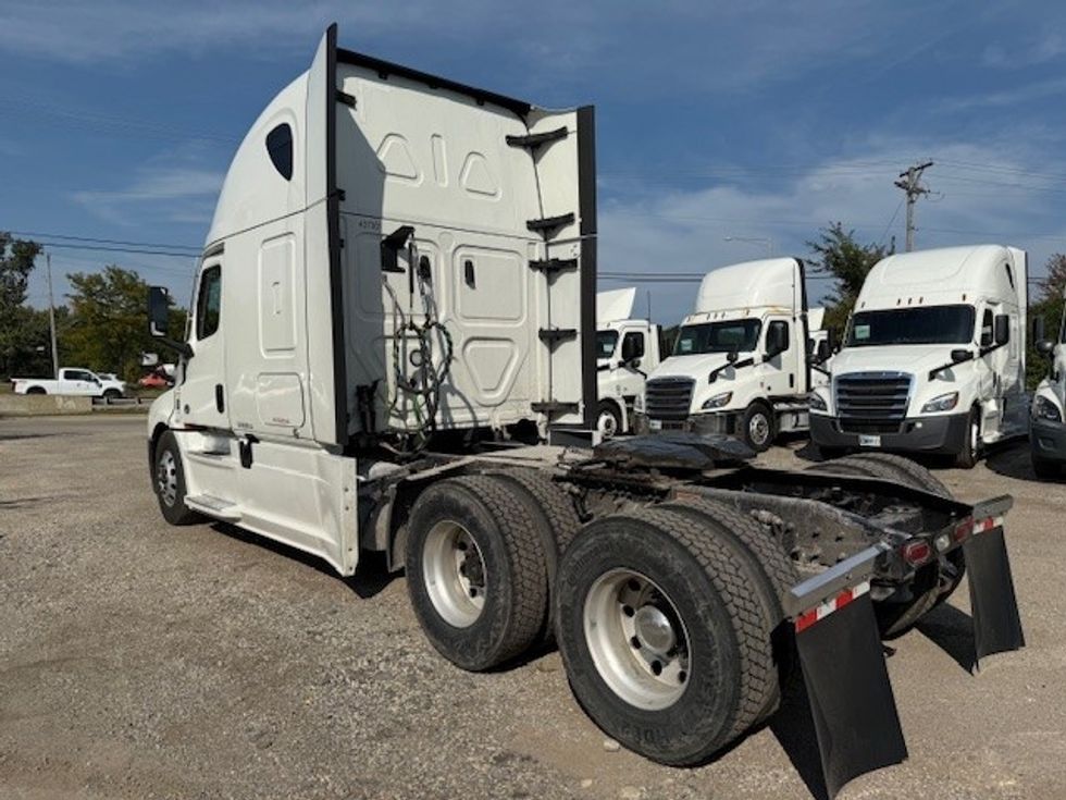 Sleeper Tractor-Heavy Duty Tractors-Freightliner-2022-T12664ST-East Chicago-IN-362,726\n\t\tmiles-$ 83,000 - Image 5