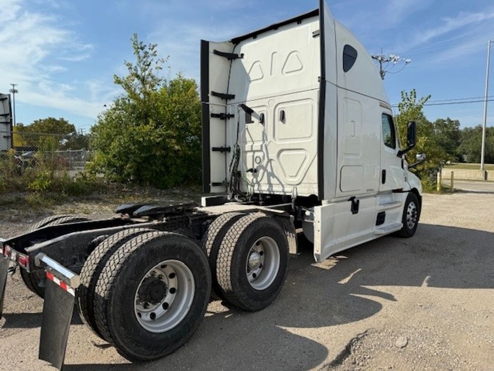 Sleeper Tractor-Heavy Duty Tractors-Freightliner-2022-T12664ST-East Chicago-IN-362,726\n\t\tmiles-$ 83,000 - Image 7