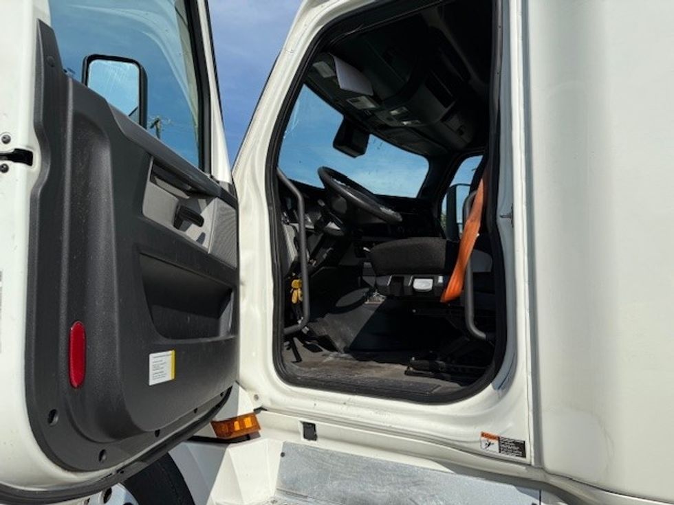 Sleeper Tractor-Heavy Duty Tractors-Freightliner-2022-T12664ST-East Chicago-IN-362,726\n\t\tmiles-$ 83,000 - Image 9