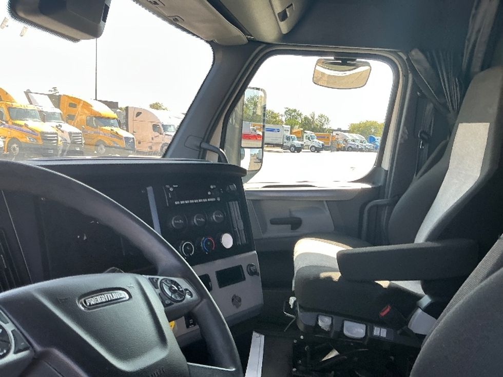 Sleeper Tractor-Heavy Duty Tractors-Freightliner-2022-T12664ST-East Chicago-IN-366,344\n\t\tmiles-$ 81,250 - Image 10