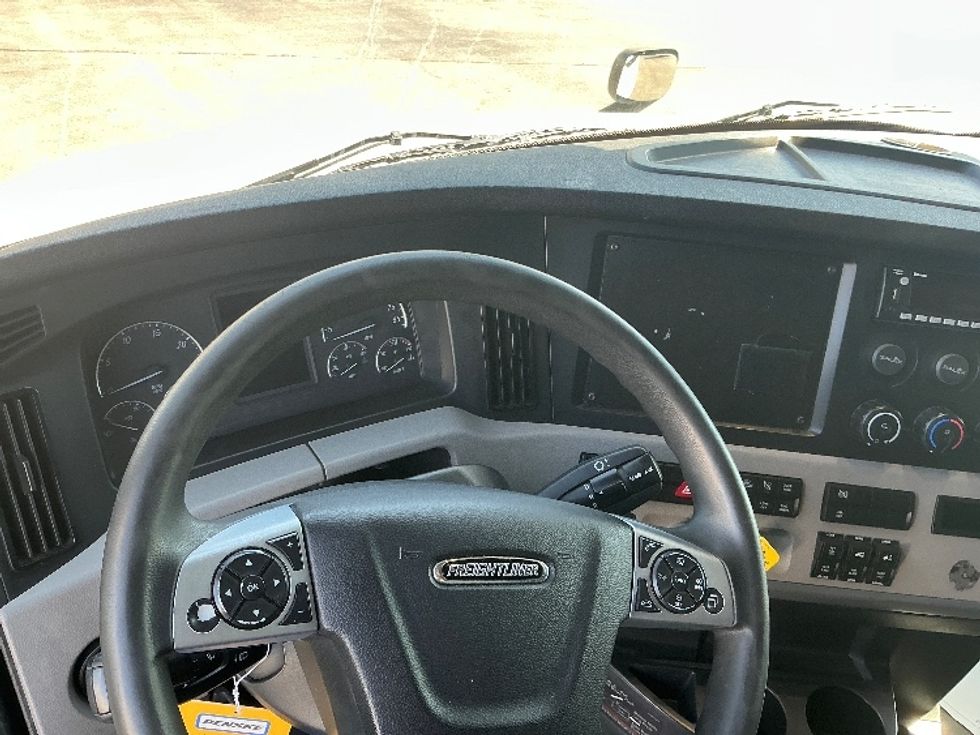 Sleeper Tractor-Heavy Duty Tractors-Freightliner-2022-T12664ST-East Chicago-IN-366,344\n\t\tmiles-$ 81,250 - Image 11
