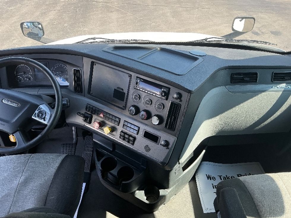 Sleeper Tractor-Heavy Duty Tractors-Freightliner-2022-T12664ST-East Chicago-IN-366,344\n\t\tmiles-$ 81,250 - Image 12