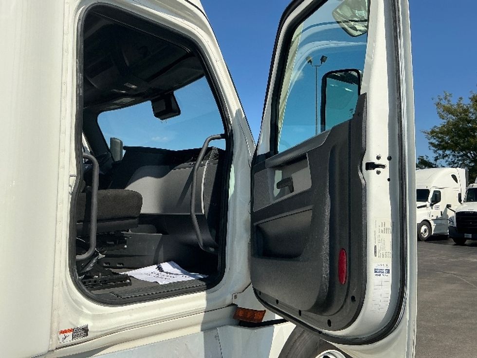 Sleeper Tractor-Heavy Duty Tractors-Freightliner-2022-T12664ST-East Chicago-IN-366,344\n\t\tmiles-$ 81,250 - Image 13