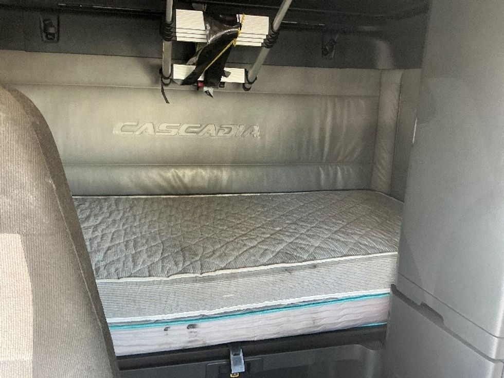 Sleeper Tractor-Heavy Duty Tractors-Freightliner-2022-T12664ST-East Chicago-IN-366,344\n\t\tmiles-$ 81,250 - Image 16