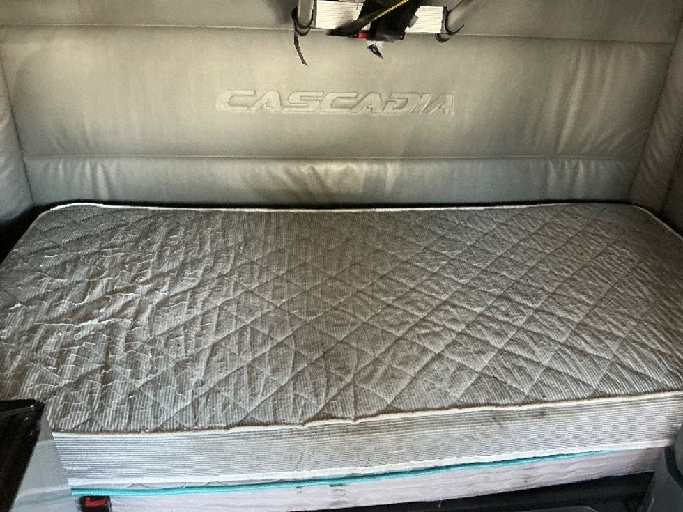 Sleeper Tractor-Heavy Duty Tractors-Freightliner-2022-T12664ST-East Chicago-IN-366,344\n\t\tmiles-$ 81,250 - Image 17