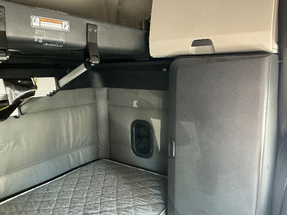 Sleeper Tractor-Heavy Duty Tractors-Freightliner-2022-T12664ST-East Chicago-IN-366,344\n\t\tmiles-$ 81,250 - Image 18