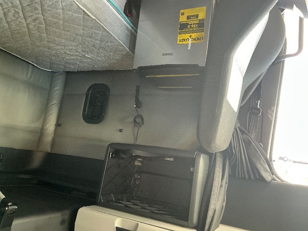 Sleeper Tractor-Heavy Duty Tractors-Freightliner-2022-T12664ST-East Chicago-IN-366,344\n\t\tmiles-$ 81,250 - Image 19