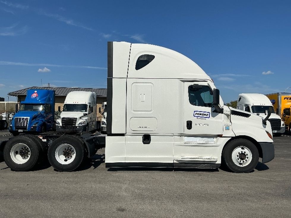 Sleeper Tractor-Heavy Duty Tractors-Freightliner-2022-T12664ST-East Chicago-IN-366,344\n\t\tmiles-$ 81,250 - Image 8