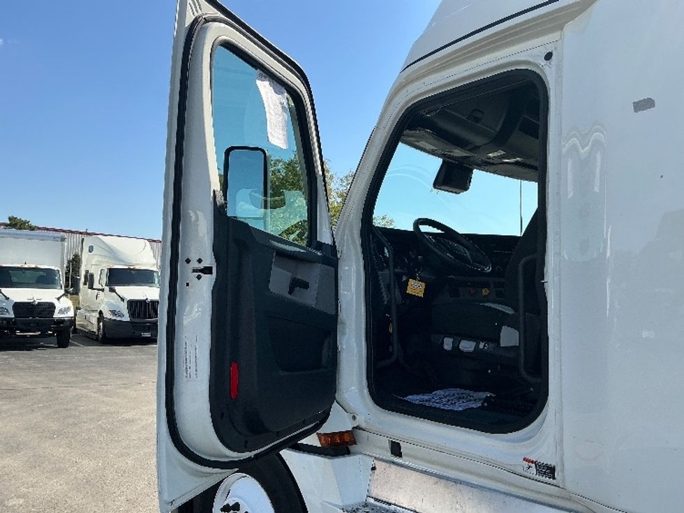 Sleeper Tractor-Heavy Duty Tractors-Freightliner-2022-T12664ST-East Chicago-IN-366,344\n\t\tmiles-$ 81,250 - Image 9
