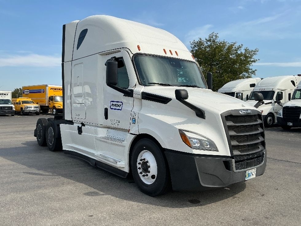 Sleeper Tractor-Heavy Duty Tractors-Freightliner-2022-T12664ST-East Chicago-IN-367,646\n\t\tmiles-$ 81,000 - Image 1