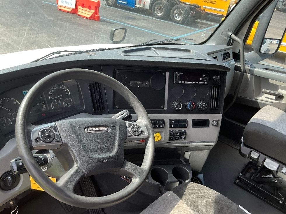 Sleeper Tractor-Heavy Duty Tractors-Freightliner-2022-T12664ST-East Chicago-IN-367,646\n\t\tmiles-$ 81,000 - Image 10