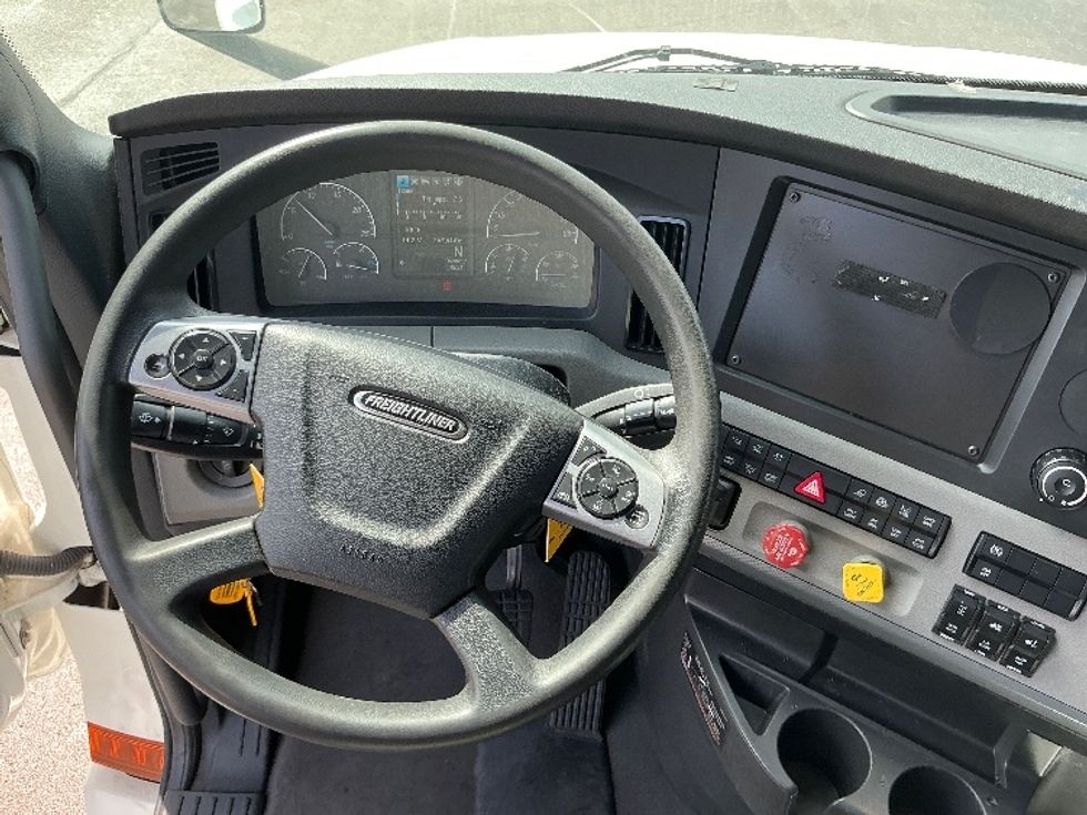 Sleeper Tractor-Heavy Duty Tractors-Freightliner-2022-T12664ST-East Chicago-IN-367,646\n\t\tmiles-$ 81,000 - Image 11