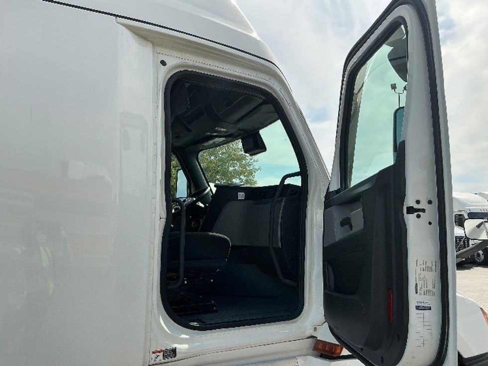 Sleeper Tractor-Heavy Duty Tractors-Freightliner-2022-T12664ST-East Chicago-IN-367,646\n\t\tmiles-$ 81,000 - Image 13
