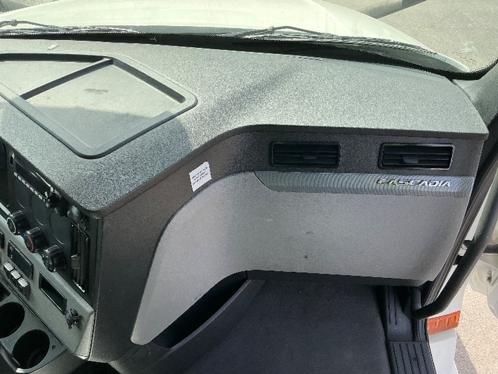 Sleeper Tractor-Heavy Duty Tractors-Freightliner-2022-T12664ST-East Chicago-IN-367,646\n\t\tmiles-$ 81,000 - Image 14