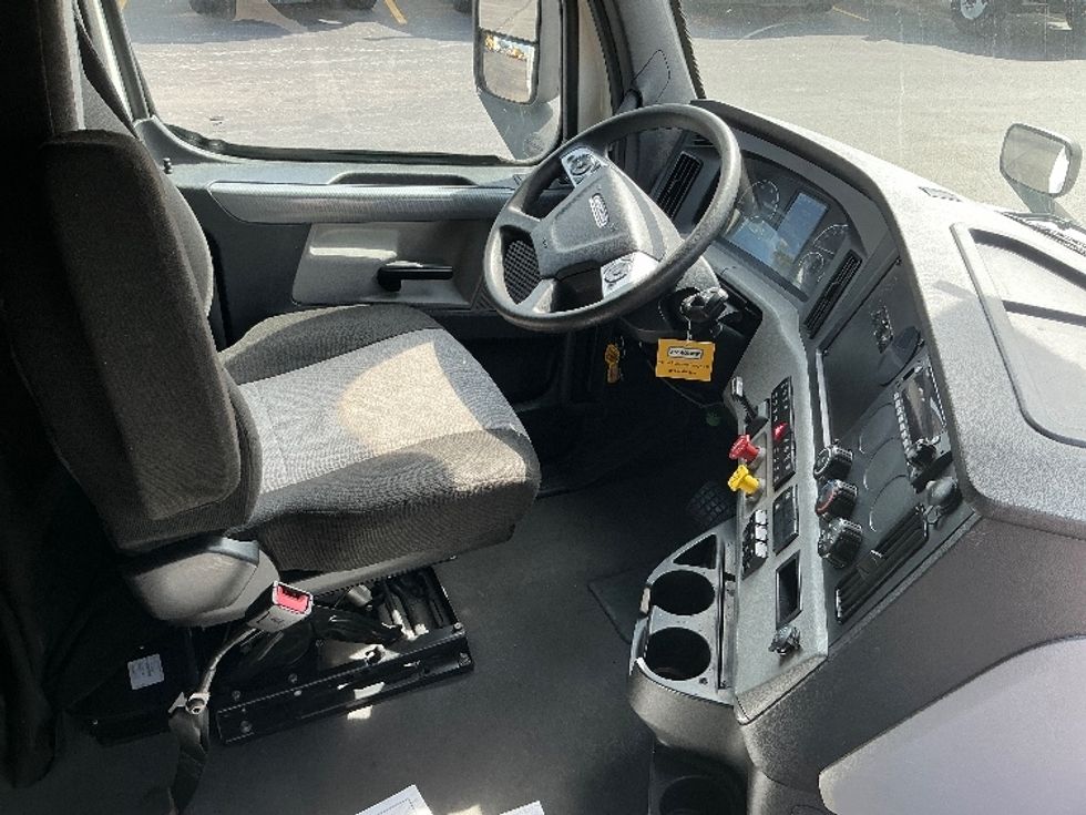 Sleeper Tractor-Heavy Duty Tractors-Freightliner-2022-T12664ST-East Chicago-IN-367,646\n\t\tmiles-$ 81,000 - Image 15