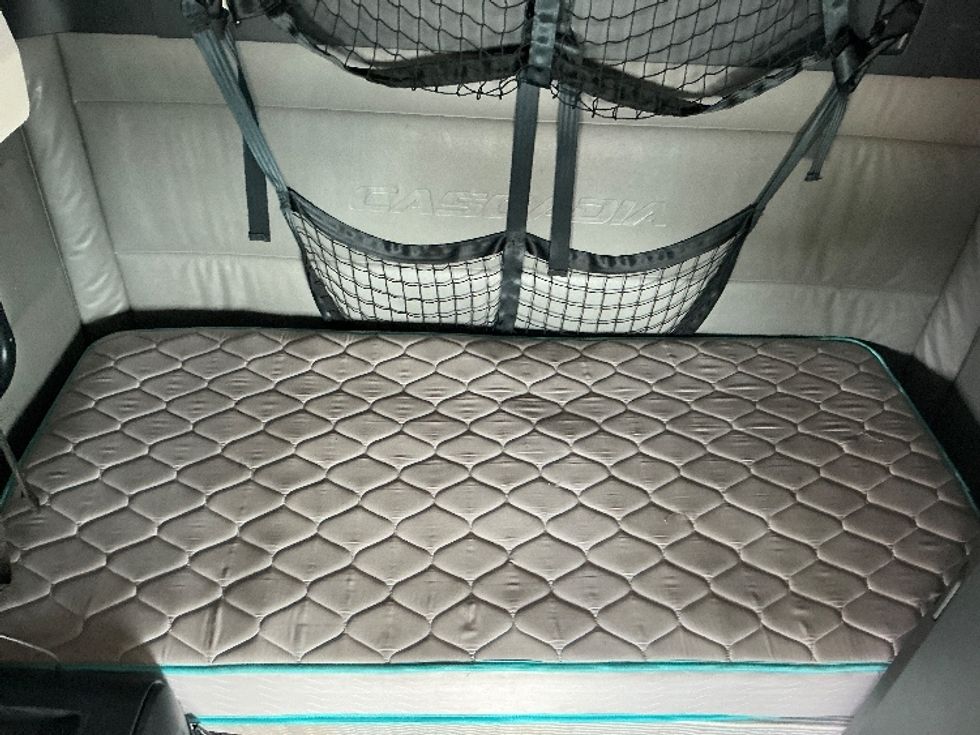 Sleeper Tractor-Heavy Duty Tractors-Freightliner-2022-T12664ST-East Chicago-IN-367,646\n\t\tmiles-$ 81,000 - Image 17