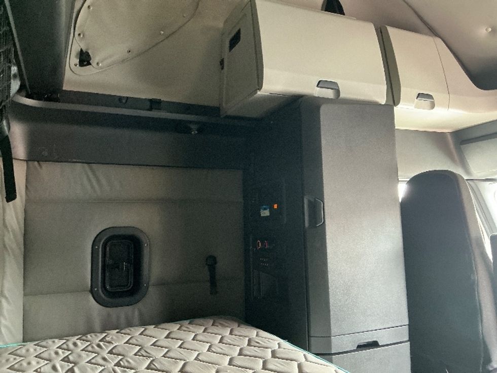 Sleeper Tractor-Heavy Duty Tractors-Freightliner-2022-T12664ST-East Chicago-IN-367,646\n\t\tmiles-$ 81,000 - Image 18