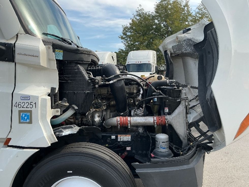 Sleeper Tractor-Heavy Duty Tractors-Freightliner-2022-T12664ST-East Chicago-IN-367,646\n\t\tmiles-$ 81,000 - Image 20