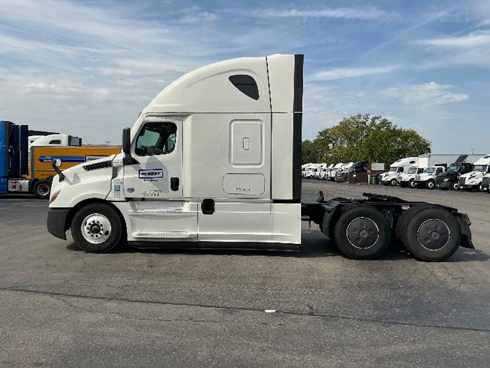 Sleeper Tractor-Heavy Duty Tractors-Freightliner-2022-T12664ST-East Chicago-IN-367,646\n\t\tmiles-$ 81,000 - Image 4