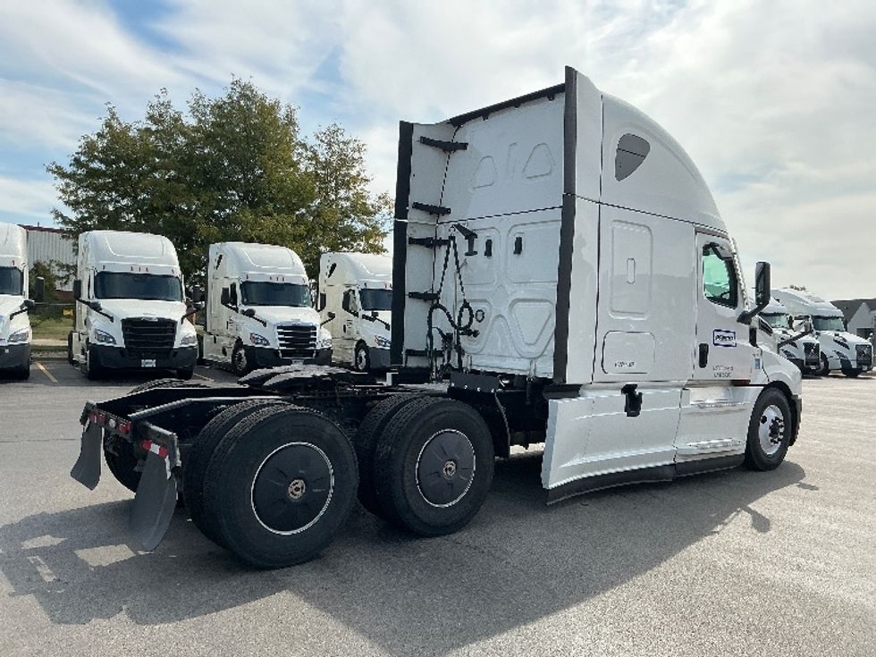 Sleeper Tractor-Heavy Duty Tractors-Freightliner-2022-T12664ST-East Chicago-IN-367,646\n\t\tmiles-$ 81,000 - Image 7
