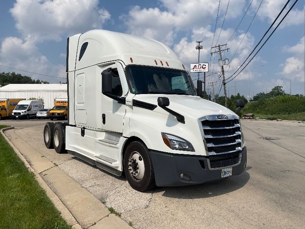 Sleeper Tractor-Heavy Duty Tractors-Freightliner-2022-T12664ST-East Chicago-IN-372,109\n\t\tmiles-$ 80,500 - Image 1