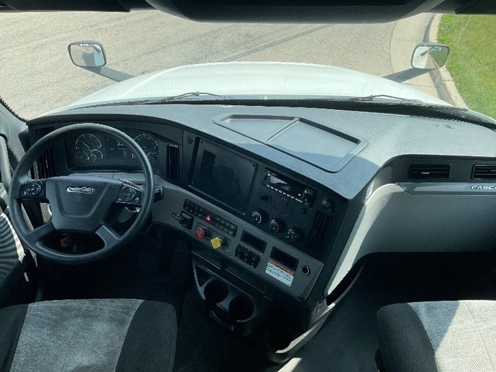 Sleeper Tractor-Heavy Duty Tractors-Freightliner-2022-T12664ST-East Chicago-IN-372,109\n\t\tmiles-$ 80,500 - Image 12