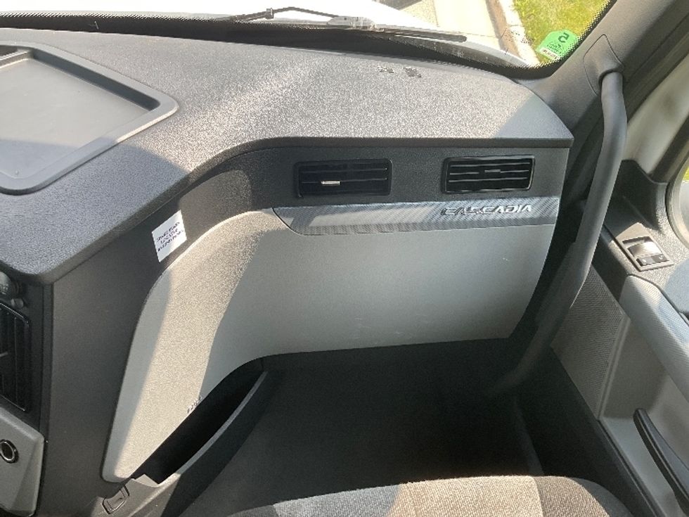 Sleeper Tractor-Heavy Duty Tractors-Freightliner-2022-T12664ST-East Chicago-IN-372,109\n\t\tmiles-$ 80,500 - Image 14