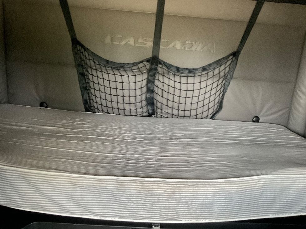 Sleeper Tractor-Heavy Duty Tractors-Freightliner-2022-T12664ST-East Chicago-IN-372,109\n\t\tmiles-$ 80,500 - Image 16