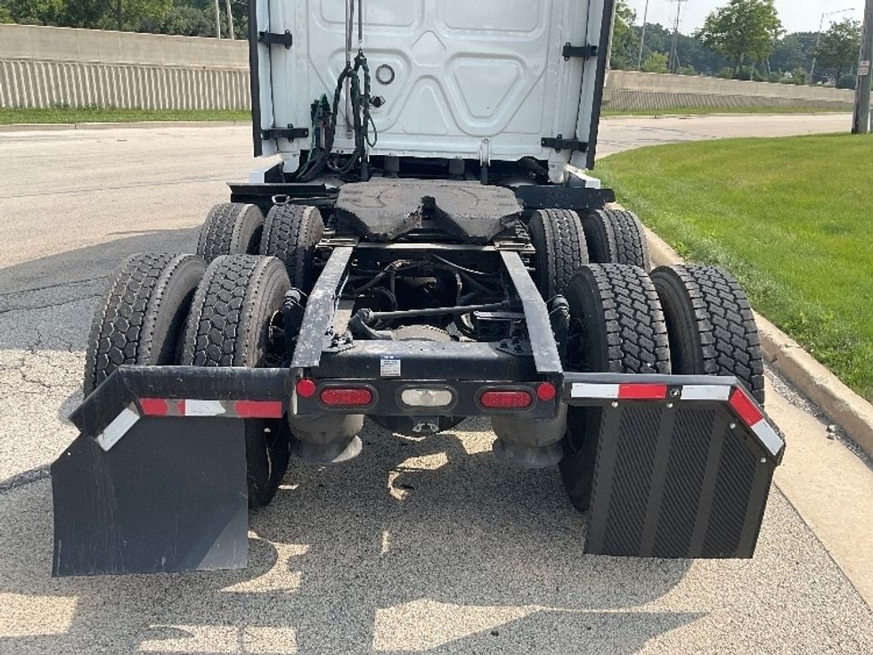 Sleeper Tractor-Heavy Duty Tractors-Freightliner-2022-T12664ST-East Chicago-IN-372,109\n\t\tmiles-$ 80,500 - Image 6
