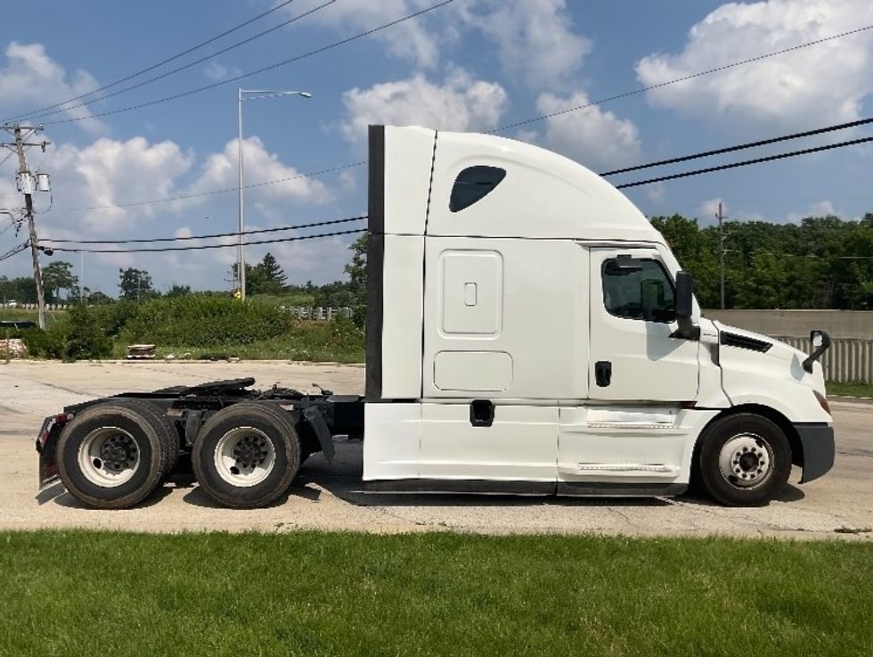 Sleeper Tractor-Heavy Duty Tractors-Freightliner-2022-T12664ST-East Chicago-IN-372,109\n\t\tmiles-$ 80,500 - Image 8