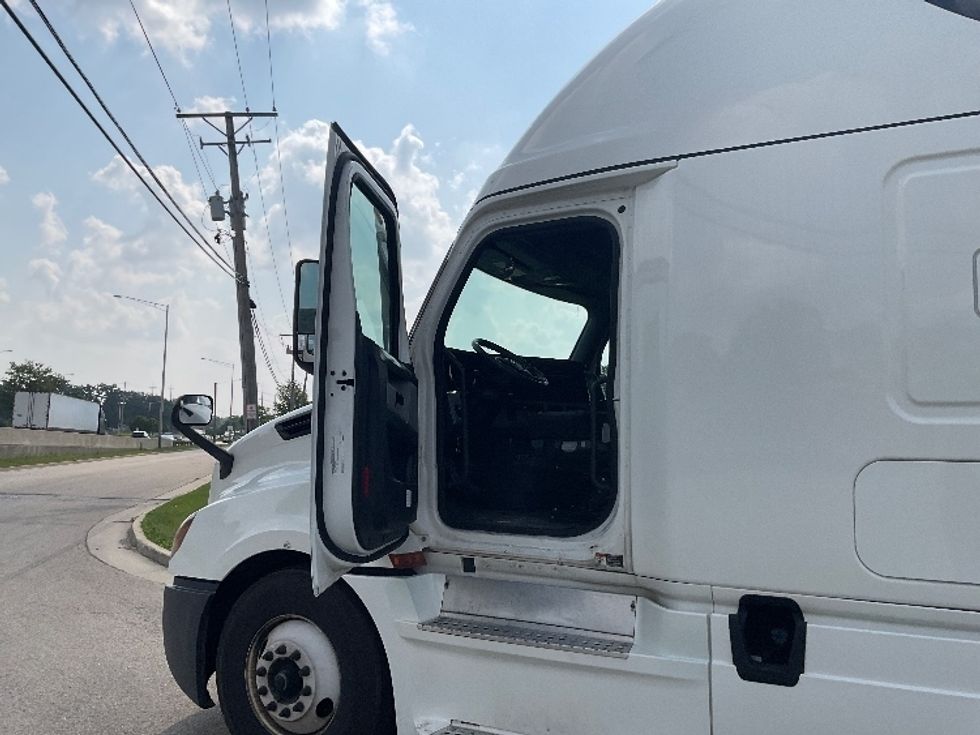 Sleeper Tractor-Heavy Duty Tractors-Freightliner-2022-T12664ST-East Chicago-IN-372,109\n\t\tmiles-$ 80,500 - Image 9