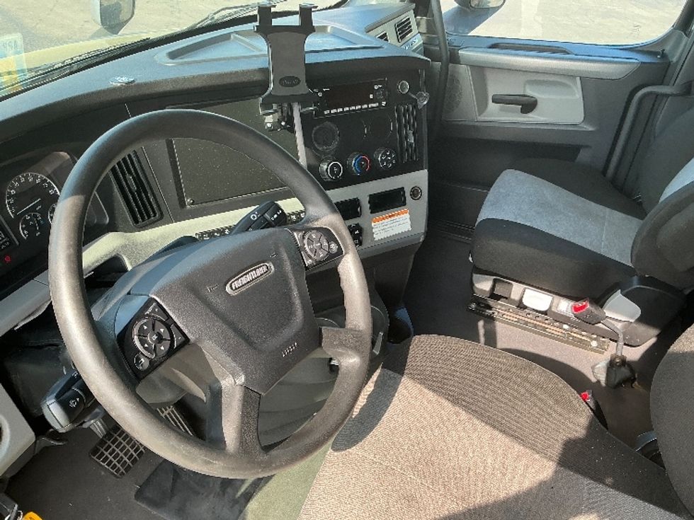 Sleeper Tractor-Heavy Duty Tractors-Freightliner-2022-T12664ST-East Chicago-IN-382,973\n\t\tmiles-$ 80,250 - Image 10