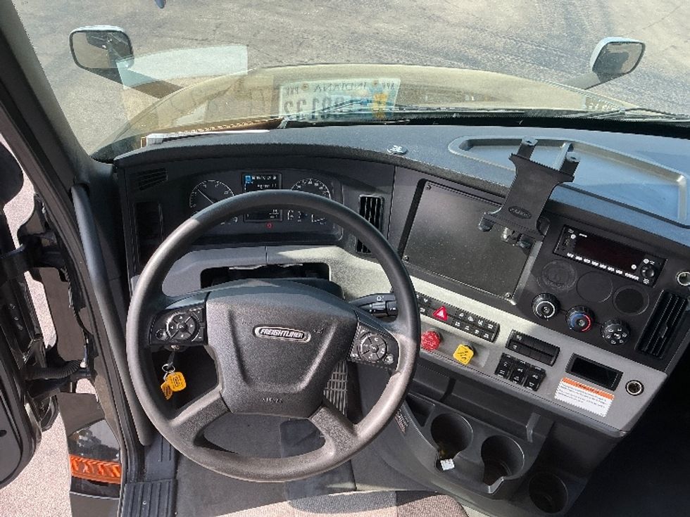 Sleeper Tractor-Heavy Duty Tractors-Freightliner-2022-T12664ST-East Chicago-IN-382,973\n\t\tmiles-$ 80,250 - Image 11