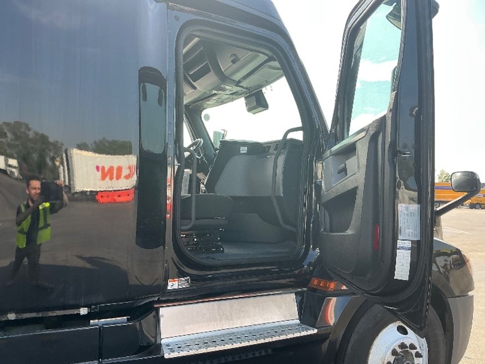 Sleeper Tractor-Heavy Duty Tractors-Freightliner-2022-T12664ST-East Chicago-IN-382,973\n\t\tmiles-$ 80,250 - Image 13