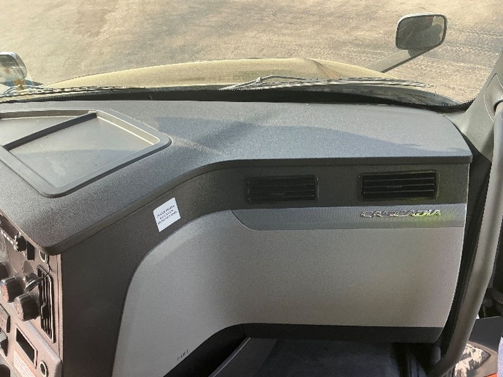 Sleeper Tractor-Heavy Duty Tractors-Freightliner-2022-T12664ST-East Chicago-IN-382,973\n\t\tmiles-$ 80,250 - Image 14