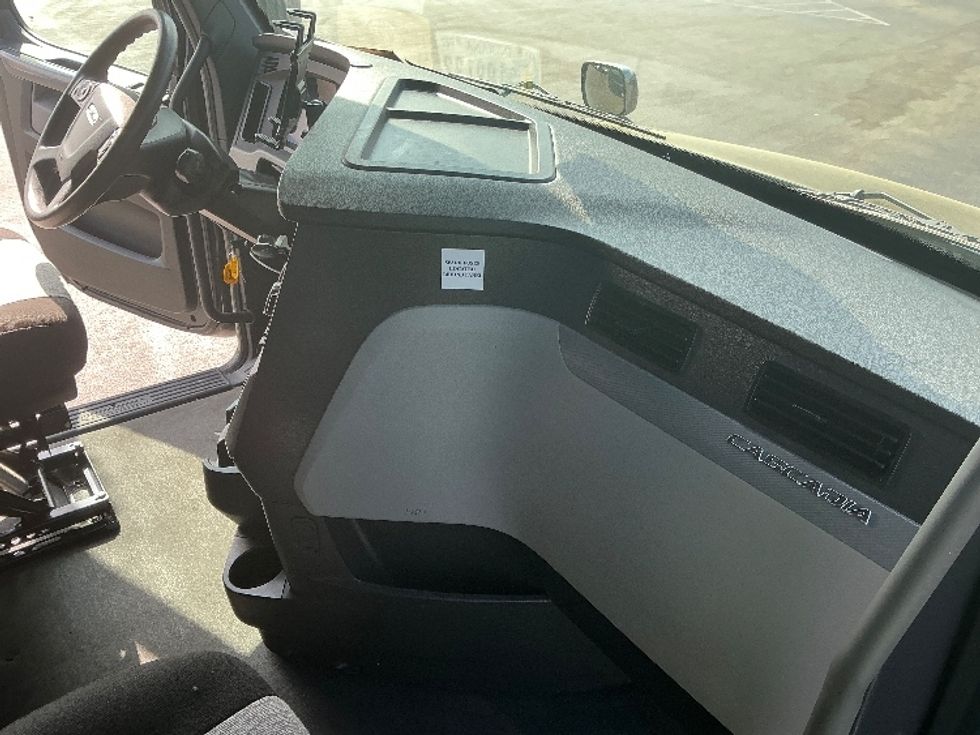 Sleeper Tractor-Heavy Duty Tractors-Freightliner-2022-T12664ST-East Chicago-IN-382,973\n\t\tmiles-$ 80,250 - Image 15