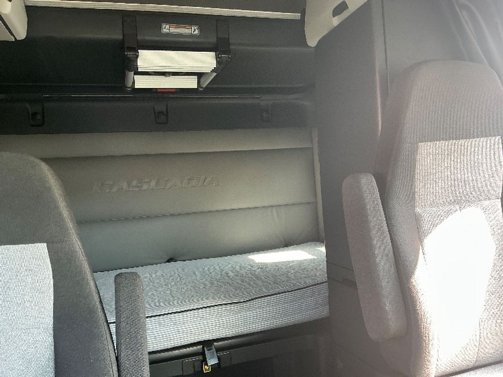 Sleeper Tractor-Heavy Duty Tractors-Freightliner-2022-T12664ST-East Chicago-IN-382,973\n\t\tmiles-$ 80,250 - Image 16