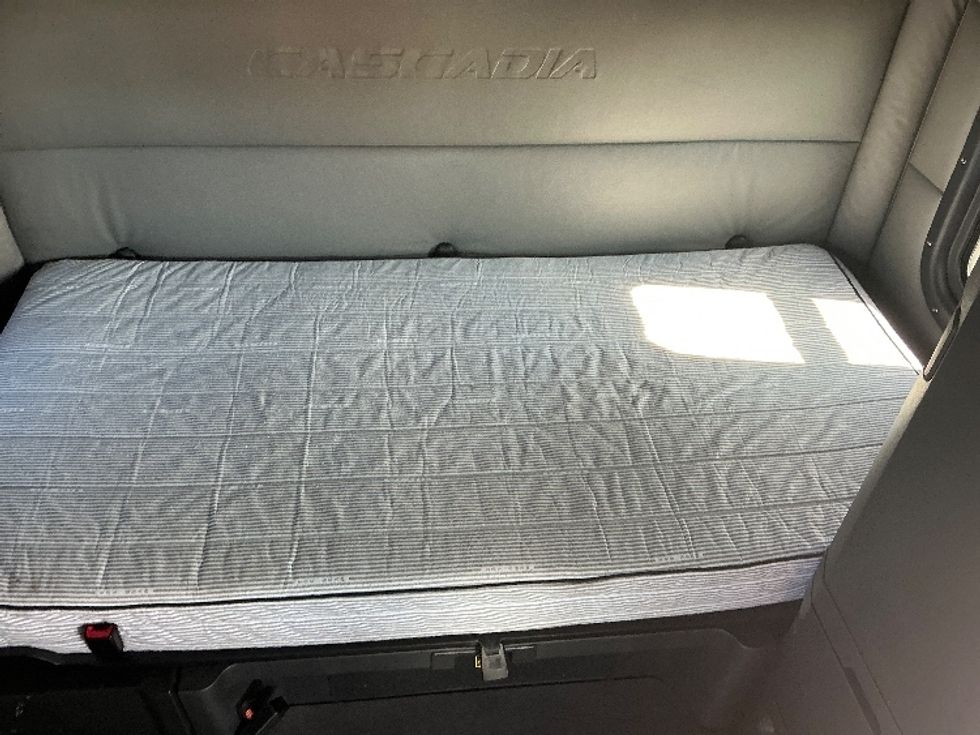 Sleeper Tractor-Heavy Duty Tractors-Freightliner-2022-T12664ST-East Chicago-IN-382,973\n\t\tmiles-$ 80,250 - Image 17