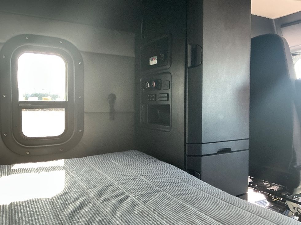 Sleeper Tractor-Heavy Duty Tractors-Freightliner-2022-T12664ST-East Chicago-IN-382,973\n\t\tmiles-$ 80,250 - Image 18