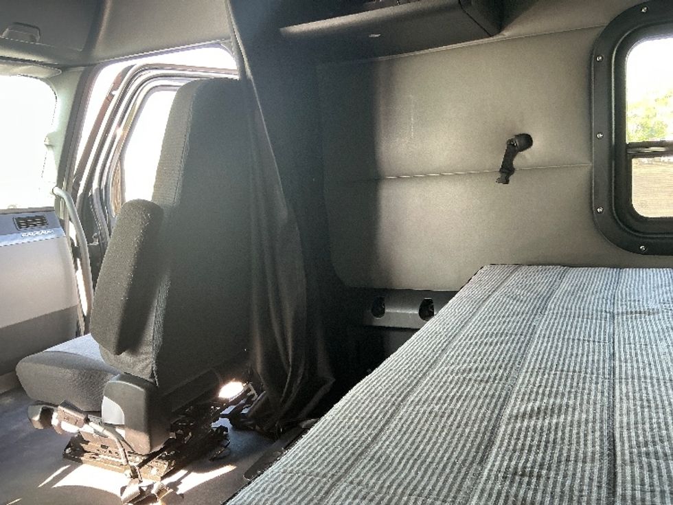 Sleeper Tractor-Heavy Duty Tractors-Freightliner-2022-T12664ST-East Chicago-IN-382,973\n\t\tmiles-$ 80,250 - Image 19