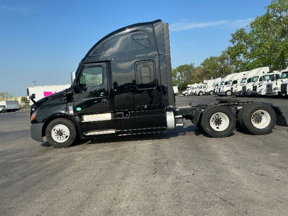 Sleeper Tractor-Heavy Duty Tractors-Freightliner-2022-T12664ST-East Chicago-IN-382,973\n\t\tmiles-$ 80,250 - Image 4