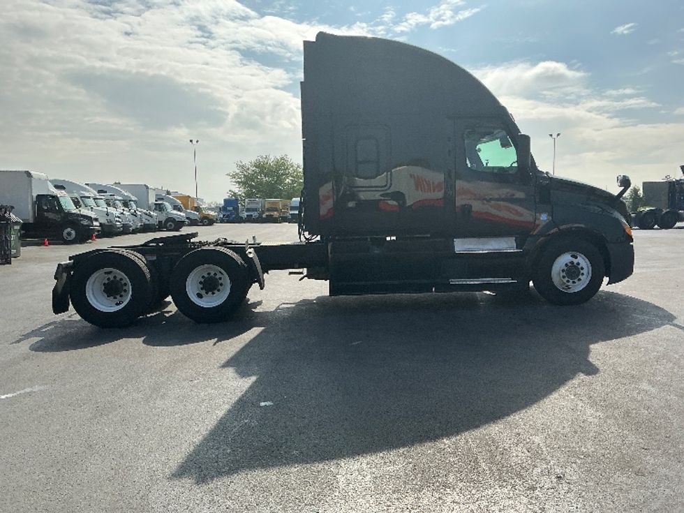 Sleeper Tractor-Heavy Duty Tractors-Freightliner-2022-T12664ST-East Chicago-IN-382,973\n\t\tmiles-$ 80,250 - Image 8