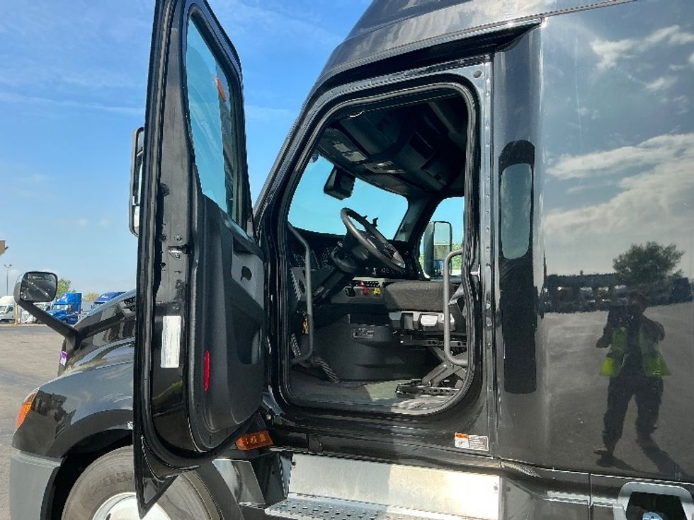 Sleeper Tractor-Heavy Duty Tractors-Freightliner-2022-T12664ST-East Chicago-IN-382,973\n\t\tmiles-$ 80,250 - Image 9